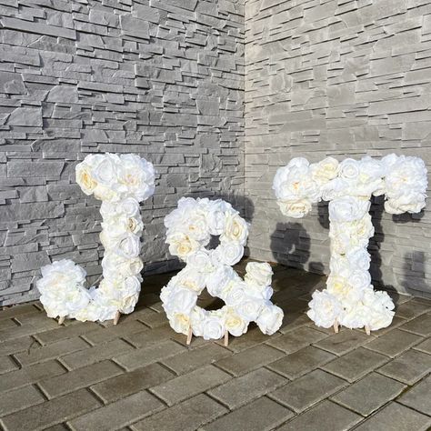 PaulettaStore - Etsy Flower Initials Wedding, Wedding Flower Letters, Flower Letters Wedding, White Engagement Party Decorations, Floral Letters Diy, White Party Wedding, Floral Letters Wedding, Bridal Shower Party Decorations, Bridal Shower Decoration