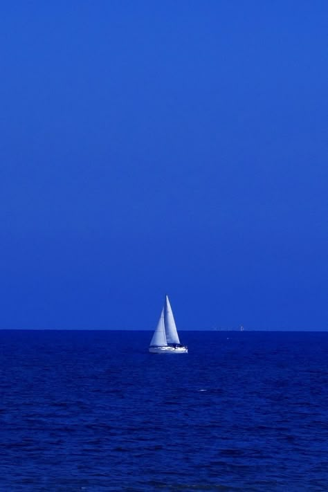 Navi A Vela, Image Nature, Boat Art, Rainbow Aesthetic, Blue Dream, Feeling Blue, In The Ocean, Sailboats, Beach Art