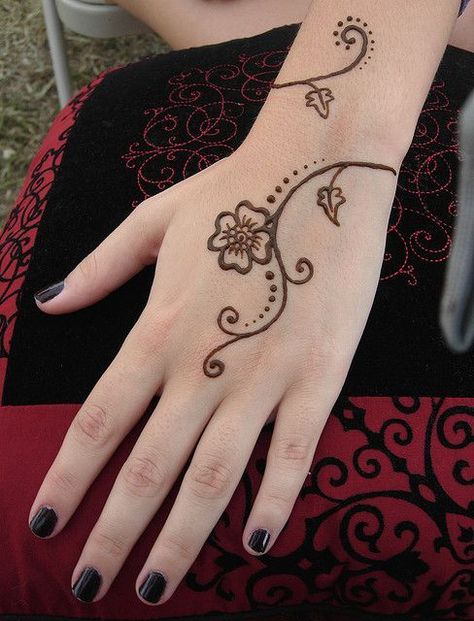 Explore the world of henna tattoos with our collection of 55+ of the best designs. As a bonus, we'll give you the meaning and care tips for these patterns Very Easy Henna Designs Simple, Henna For Inside Hand, Hena Cute Design, Inai Design Simple, Hena Simple Design, Henna Designs Kids Simple, Henna Cool Designs, Contoh Henna Simple, Corak Inai Simple Cantik