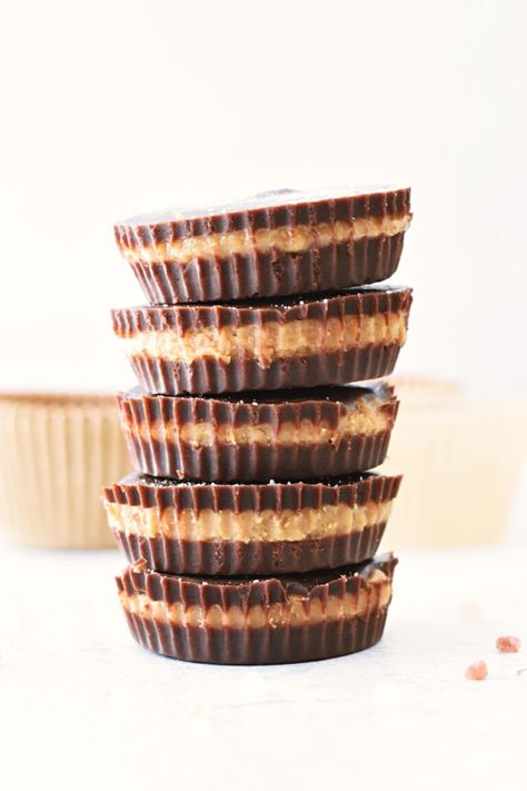 Raw Healthy Peanut Butter Cups -refined sugar free - elkeliving.com Hashimotos Disease Recipes, Ginger Food, Pb Recipes, Vegan Bars, Healthy Peanut Butter Cups, Peanut Butter Cups Recipe, Gf Snacks, Meal Prep Plan, Homemade Peanut Butter Cups