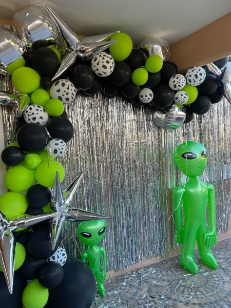 Aliens Theme Party, Alien Birthday Decorations, Space Alien Birthday Party, Alien Superstar Party, Alien And Cowboy Party, 21 Guy Birthday Ideas, Alien Balloon Garland, Et Party Theme, Cowboys In Space