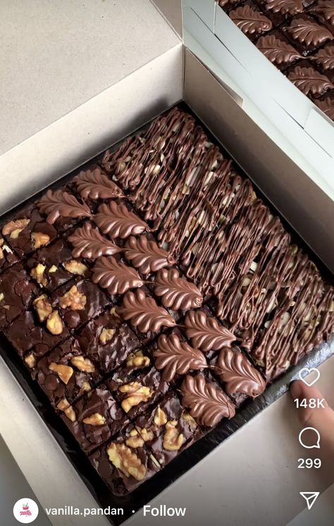 Brownie Presentation Ideas, Brownies Presentation, Brownie Presentation, Brownie Business, Brownie Boxes, Birthday Cake Brownies, Brownie Treats, Bake Sale Packaging, Buttercream Birthday Cake