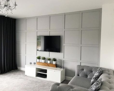 Grey panelled wall in living room Living Room With Colour, Living Room Grey Walls, Lounge Panelling, Room Grey Walls, Room Panelling, Wall In Living Room, Panelling Ideas, Panelled Walls, Room Decor Gray