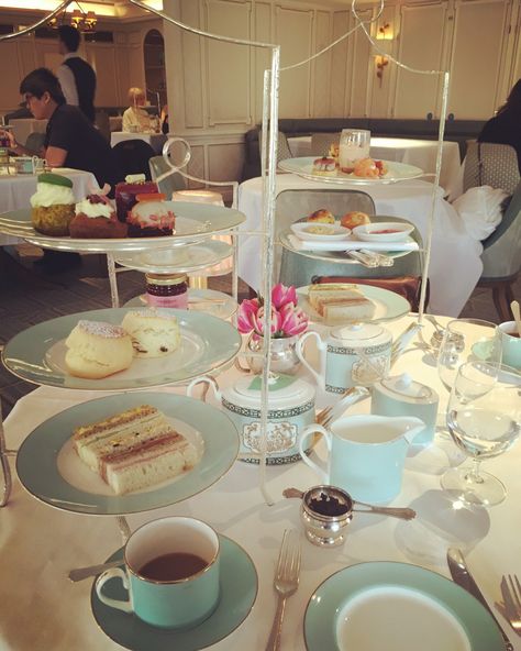 Probably the best food hall in London - Review of Fortnum & Mason, London, England - TripAdvisor Edible Flowers Cake, Tea Party Table, Fortnum Mason, Vintage Tea Party, Fortnum And Mason, 15th Anniversary, Food Hall, Party Table Decorations, Vintage Plates