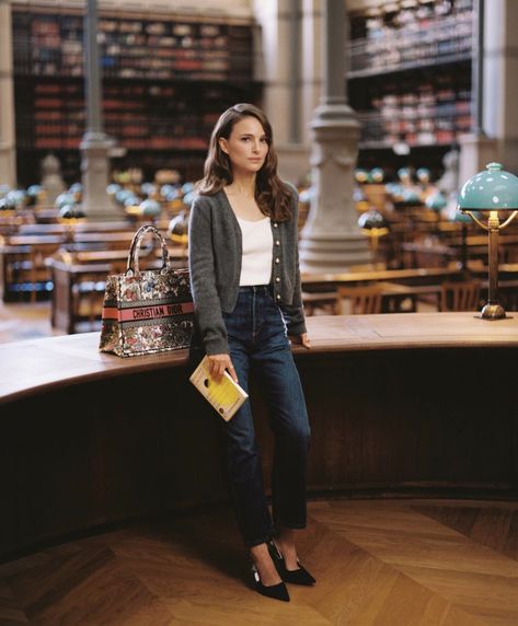 Librarian Chic Outfits, Natalie Portman Dior, Natalie Portman Style, Demure Outfit, Gamine Outfits, Paris April, Celebrities Reading, Librarian Chic, Dior Book