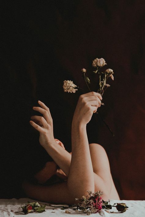 Hands Holding Flowers, Hand Photography, Fotografi Vintage, Photographie Portrait Inspiration, Self Portrait Photography, Hands Holding, Holding Flowers, Conceptual Photography, Creative Portraits