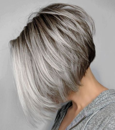 Inverted Gray Balayage Bob with Overlapping Layers Bob Inversat, Grey Balayage, Bob Pendek, Latest Bob Hairstyles, Grey Bob Hairstyles, Gray Balayage, Grey Bob, Short Bob Cuts, Balayage Bob