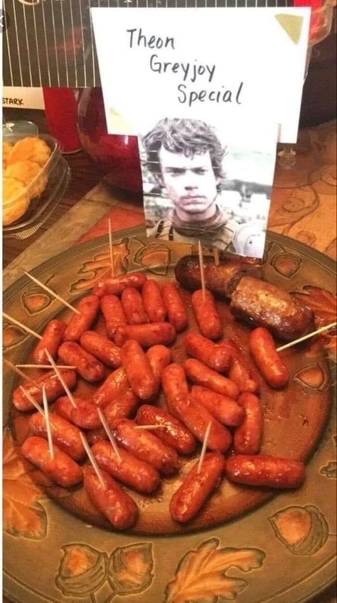 Movie Meals, Game Of Thrones Food, Game Of Thrones Birthday, Game Of Thrones Cake, Game Of Thrones Premiere, Movie Food, Game Of Thrones Theme, Theon Greyjoy, Game Of Thrones Party