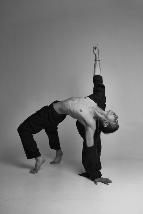 Male Ballet Photography, Male Contortionist Poses, Men Dance Poses, Male Contemporary Dancer, Male Dance Photography, Male Dancer Photography, Male Dance Poses, Male Dancer Aesthetic, Dancing Pose Reference