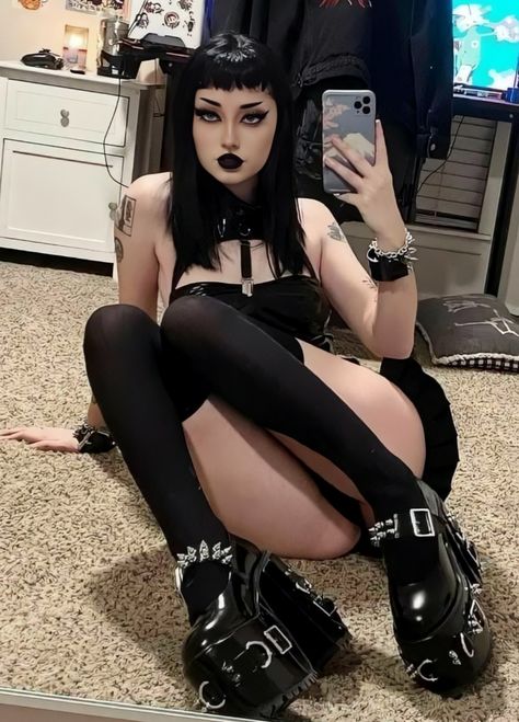 Hot Goth Outfits, Alt Girls, Goth Women, Goth Beauty, Grunge Goth, Gothic Girls, Gothic Outfits, Goth Outfits, Alternative Outfits