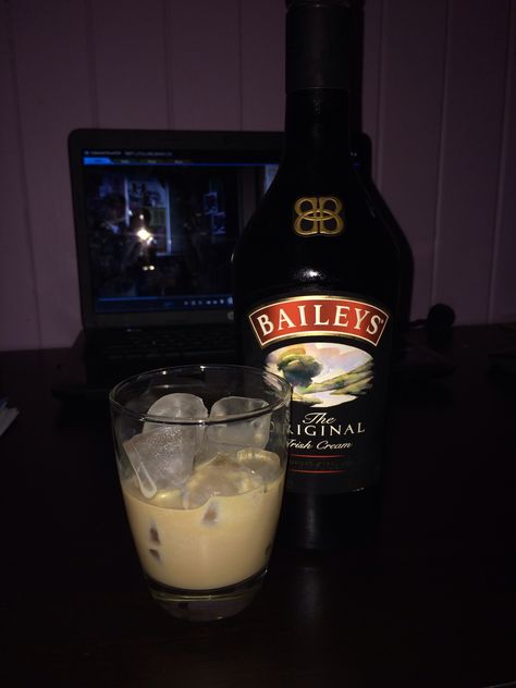 Baileys after a good hour run with lara ❤️ LOVE Baileys Aesthetic, Baileys Alcohol, Baileys Drinks, Alcoholic Drinks Pictures, Pretty Alcoholic Drinks, Rum Cream, Yummy Alcoholic Drinks, Healthy Food Inspiration, Coffee Instagram