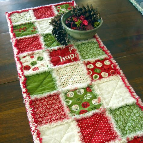 Christmas Rag Quilt Runner - so cute! Christmas Rag Quilts, T-shirt Quilts, Rag Quilting, Holiday Table Runner, Rag Quilts, Table Runner Pattern, Quilted Table Runners, Christmas Table Runner, Quilted Table Runner