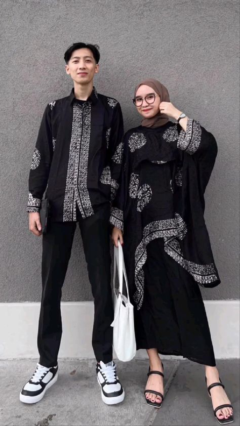 ✨klik profil lalu,  𝙠𝙡𝙞𝙠 𝙡𝙞𝙣𝙠 𝙗𝙞𝙤 𝙣𝙤. 206 Sarimbit Batik Couple, Ootd Kondangan Couple Casual, With Ayang, Outfit Cowo, Batik Clothing, Batik Kombinasi, Batik Couple, Casual Work Outfits Women, Tutorial Hijab