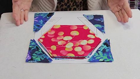 Hexagon Quilt Blocks, Hexagon Quilt Tutorial, Octagon Quilt, Hexagon Ideas, Hexie Quilts Patterns, Hexagon Quilting, Hexagon Table, Hexagon Quilt Pattern, Patchwork Tutorial