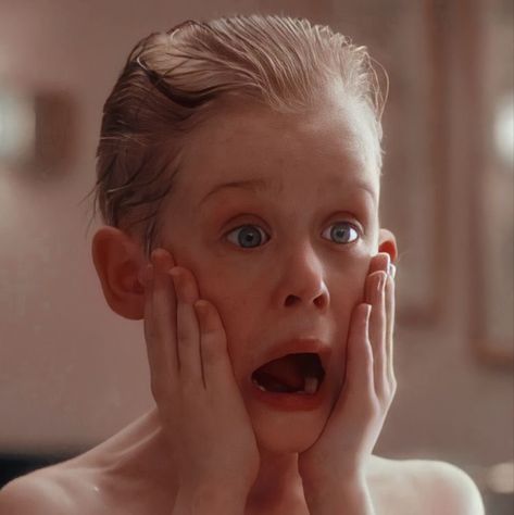 Home Alone Kevin, Kevin Home Alone, Christmas Gallery Wall, You Ruined Me, Movie Home, Home Alone Movie, Kevin Mccallister, Macaulay Culkin, Cute Christmas Wallpaper