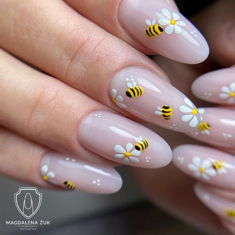 Queen Bee Nails Design, Bee Design Nails, Bee On Nails, Nails With Plants, Bee Manicure, Nails Bees, Complex Nail Art, Bee Nails Design, Cute Animal Nails