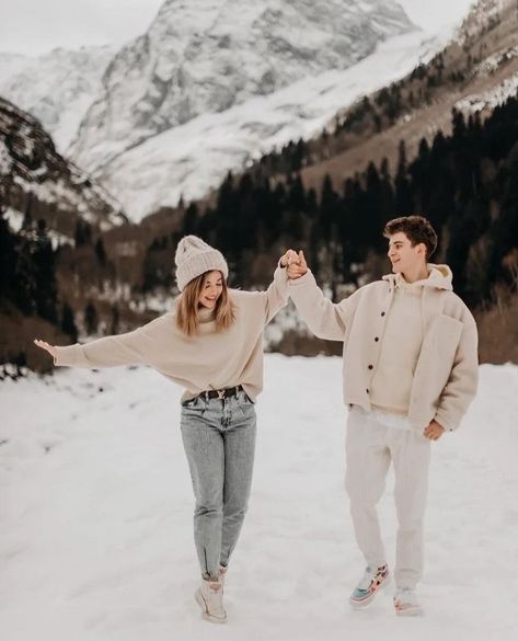 Snow Proposal Ideas, Kashmir Clothes, Winter Honeymoon Outfits, Kashmir Poses, Winter Outdoor Photoshoot, Kashmir Outfit Ideas, Snow Poses, Winter Couple Pictures, Couple Photography Winter