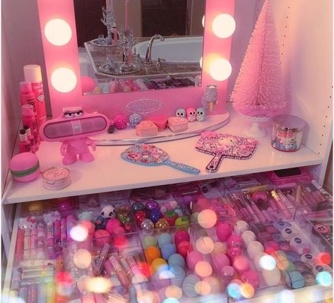 Makeup Collection Storage, Lighted Mirrors, Penyimpanan Makeup, Makeup Beauty Room, Makeup Collection Goals, Collection Storage, Lip Balm Collection, Bottle Brush Christmas Trees, Kawaii Makeup