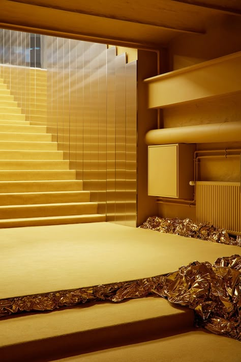 Out with the old, in with the bold – Normann Copenhagen goes for gold - News - Frameweb Yellow Store Design, Norman Copenhagen, Aesthetic Yellow, Architecture Magazines, Going For Gold, Showroom Design, Interior Rendering, Gold Interior, Normann Copenhagen