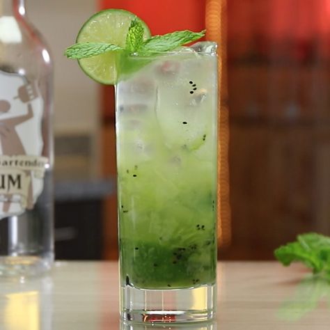 Kiwi Mojito, Spring Break Drinks, Refreshing Rum Cocktails, Rum Mixed Drinks, Mojito Recipe Classic, Mojito Ingredients, Fruity Alcohol Drinks, Easy Mixed Drinks, Rum Cocktail Recipes