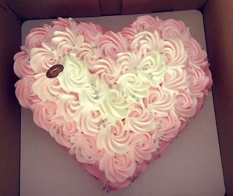 Heart shaped rosette cake Heart Pull Apart Cupcakes, Heart Shaped Cakes Valentine's Day, Heart Shape Cake Designs For Birthday, Birthday Cake Heart Shape, Pink And Purple Cupcakes, Cakes For Summer, Birthday Cake With Roses, Cake Rosettes, Cake Heart Shape