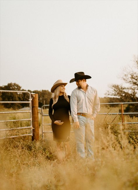 Maternity photography / Yellowstone inspired / western maternity photos / cowboy photos / ranch photography / out west photography / unique maternity ideas Cowboy Boots Maternity Photos, Country Style Maternity Photos, Cowgirl Pregnancy Photos, Maternity Photography Horses, Cowgirl Maternity Outfits, Western Pregnancy Photoshoot, Cowboy Maternity Pictures, Baby Accouncement, Western Pregnancy Outfits