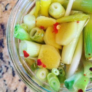 Pickled Green Onions Recipe, Onion Benefits Health, Quick Pickled, Pickled Veggies, Pickled Red Onions, Green Onion, Pickling Recipes, Food Trends, Peppers And Onions