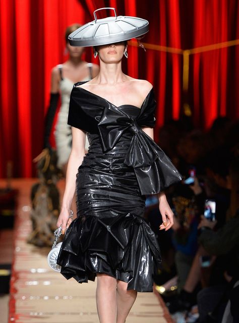 One Man's Trash Is (Apparently) Moschino's Couture+#refinery29 Recycled Dress Ideas, Trash Bag Dress, Anything But Clothes, Unusual Outfits, Recycled Costumes, Trash Fashion, Recycled Outfits, Recycled Dress, Plastic Dress