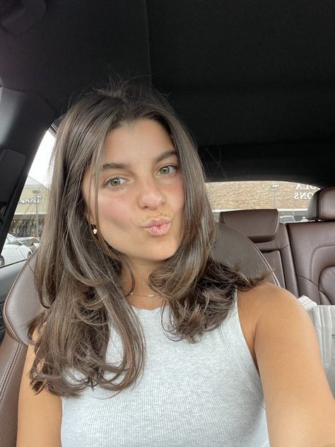 Medium Brunette Hair, Summer Haircut, Rambut Brunette, Dag Make Up, Elegantes Makeup, Haircuts For Medium Length Hair, Flot Makeup, Brown Hair Looks, Layered Haircuts For Medium Hair