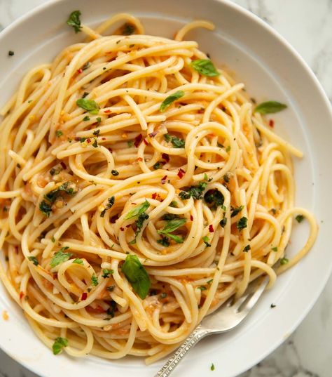 This tomato butter pasta is such a simple recipe, but it always hits the spot! | www.dontgobaconmyheart.co.uk Tomato Butter Pasta, Chicken Noodle Stir Fry, Butter Sauce For Pasta, Noodle Stir Fry, Tomato Butter, Sauce Spaghetti, Pasta Side Dishes, Pasta Sides, Butter Pasta