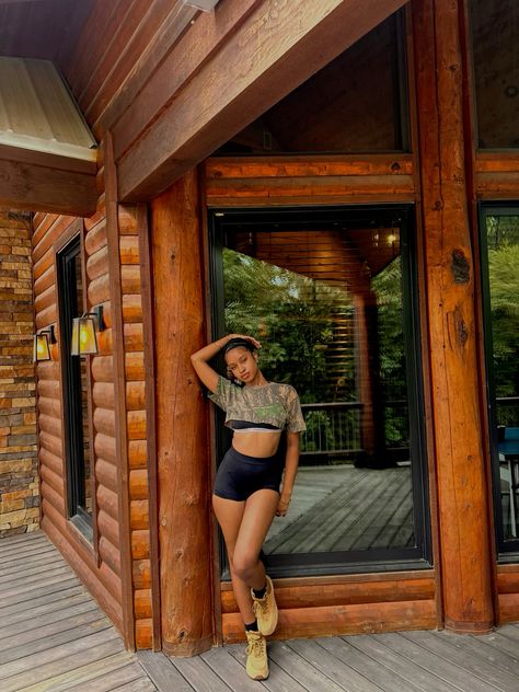 cabin trip outfit ideas Cabin Weekend Outfit Summer, Outfits For Cabin Weekend, Cabin Girls Trip, Cabin Weekend Outfit, Getaway Cabins Photoshoot, Cabin Trip Outfit, Cabin Trip, Trip Outfits, Summer Top