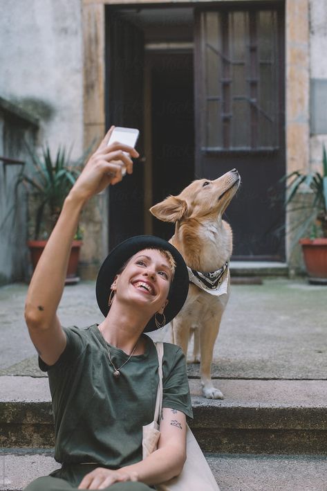 Dog Taking Selfie, Selfie With Dog, Dog Owner Photoshoot, Coach Photoshoot, Pet Sitting Business, Urban Dog, Taking Selfie, Photos With Dog, Dog Photoshoot