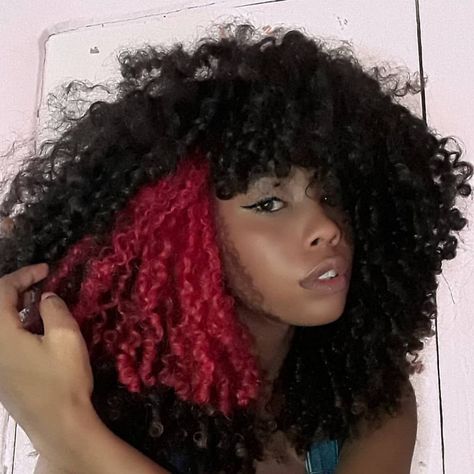 Black Hair Ideas Color, Peekaboo Hair Curly, Curly Peekaboo Hair, Cute Colors To Dye Your Hair, Red And Black Curly Hair, Colored Hair Curly, Pink Highlights Curly Hair, Curly Hair Under Dye, Peekaboo Curly Hair