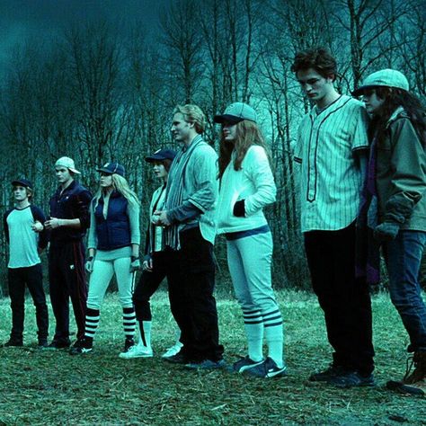 Twilight The Cullen Family, Twilight Family Cullen, Shifting To Twilight, Twigliht Saga, Cullen Family Aesthetic, Twilight Quileute, Twilight Cullen Family, Twilight Baseball Scene, Twilight Photoshoot