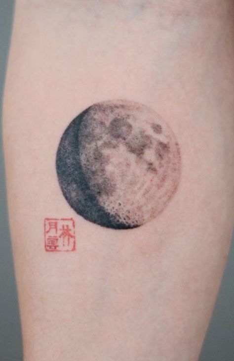 Waxing Gibbous Moon Tattoo Designs, Moon Tattoo Realistic, Waxing Gibbous Moon Tattoo, Moon Neck Tattoo, Realistic Moon Tattoo, Fearless Tattoo, Rip Tattoos For Mom, Circular Tattoo, Half Moon Tattoo