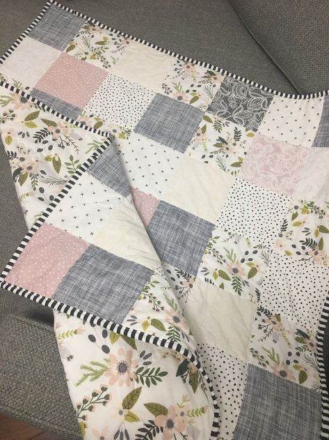 Baby Quilts Easy, Baby Quilt Patterns Easy, Baby Quilt Size, Colchas Quilting, Girl Quilts Patterns, Couture Bb, Girl Quilts, Baby Quilt Patterns, Easy Quilt Patterns