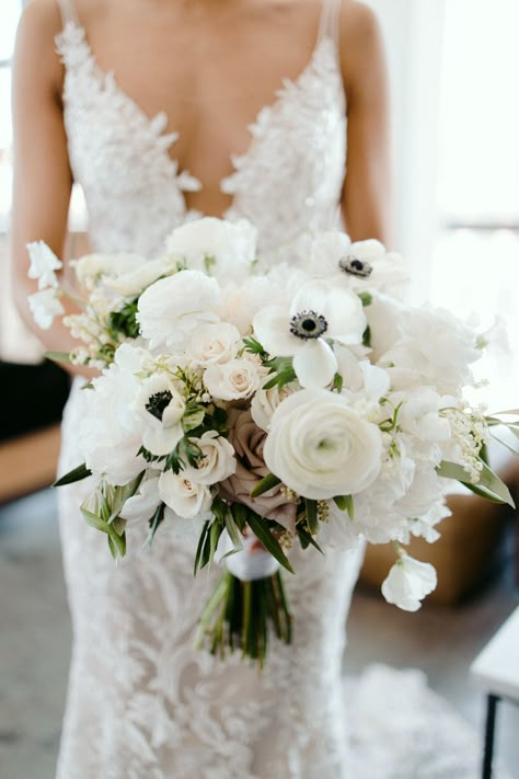 Chic Wedding Flowers, Wythe Hotel Wedding, Bermuda Wedding, Heather Wedding, Modern Bridal Bouquets, Flower Aesthetics, Winter Bridal Bouquets, Anemone Bouquet, Wythe Hotel