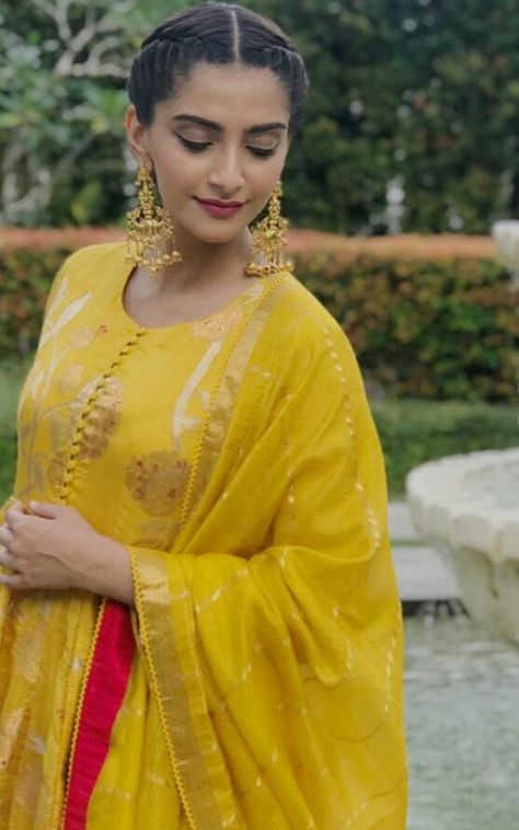 @manidrehar❤ Punjabi Hairstyles Braids, Sonam Kapoor Hairstyles, Hairstyle With Suit, Punjabi Hairstyles, Saree Hairstyles, Bridal Hair Buns, Bollywood Wedding, Simple Pakistani Dresses, Sonam Kapoor