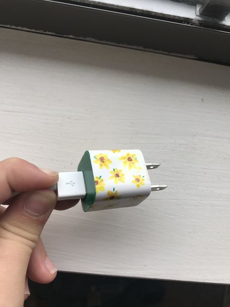 DIY Sunflower🌻 IPhone Charger Charging Block Painting Ideas, Iphone Charger Painting, Charger Painting Ideas, Charger Art, Charger Ideas, Diy Sunflower, Painting Ideas Easy, Diy Tumblr, Block Painting