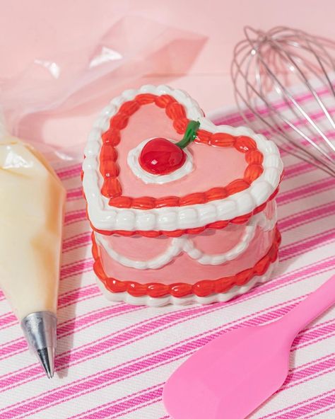 And a cherry on top ! 🍒 the perfect way to store all your little Knick knacks and trinkets in this vintage heart cake inspired box with lid ! Canna Style, Cake Artwork, Dab Accessories, Realistic Cakes, Cake Storage, Amazon Box, Catchall Tray, Paper Cones, Rolling Paper