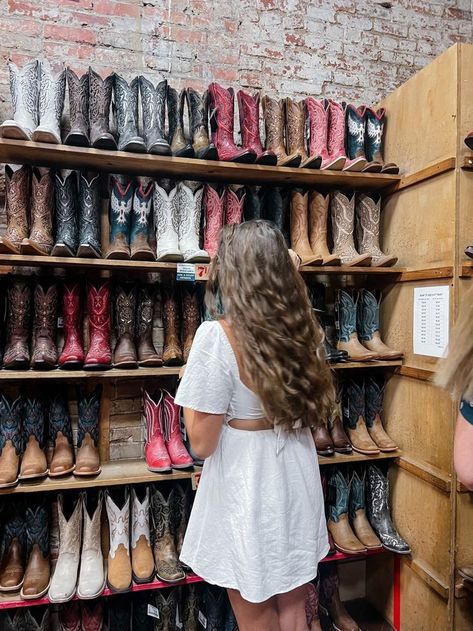 Chesnut Springs, Nashville Broadway, Nashville Shopping, Miley Stewart, Country Vibes, Texas Life, Cowboy Romance, Usa Roadtrip, Romanticising Life