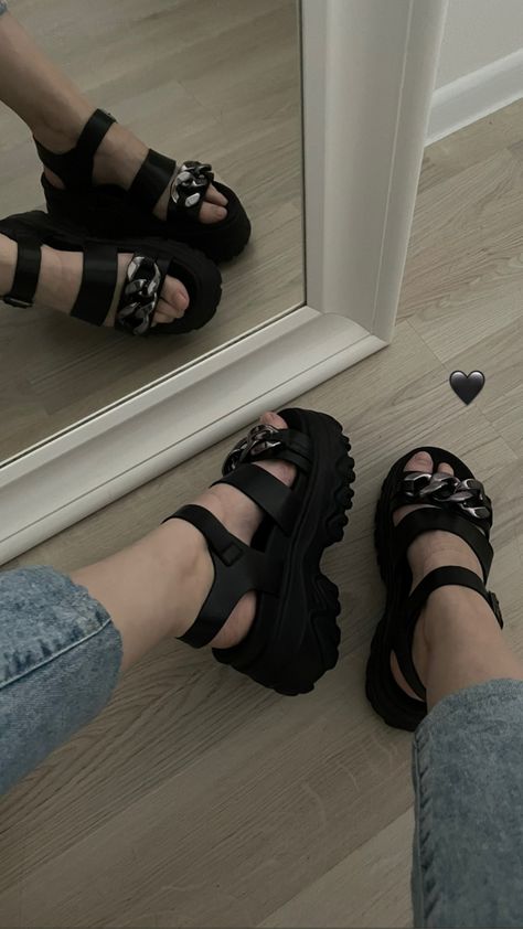 Pretty Sandals, Fashion Shoes Heels, Shoes Outfit Fashion, Classy Shoes, Fancy Shoes, Girly Shoes, Aesthetic Shoes, Swag Shoes, Footwear Design Women