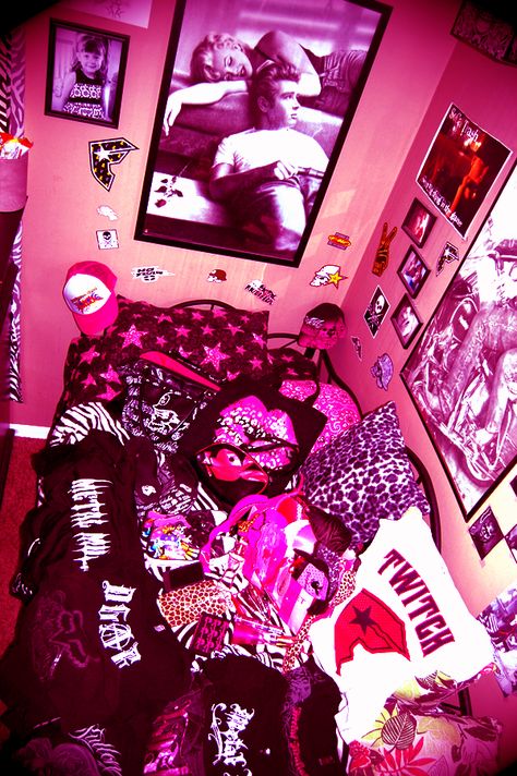 Get the gyaru interior design inspiration you need to transform your space. Scene Room Ideas, 00s Room, Bedroom Ideas Y2k, Trashy 2000s Aesthetic, Y2k Room Ideas, Trashy Y2k Bedroom, Punk Room, 2000s Room, Bedroom Wallpaper Ideas