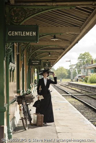 Lady in black with big hat waits on railway station with suitcase Photographer: Steve Peet 1950s Train Station, 19th Century Train Station, Vintage Railway Station, 1920s Train Station, Vintage Train Aesthetic, Railway Station Photography, Aesthetic Train Station, Train Station Photography, Vintage Train Station