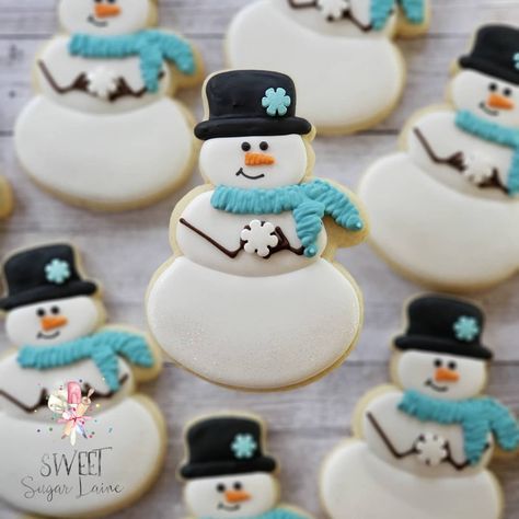 Sweet Sugar Laine on Instagram: “Snowmen, snowmen, and more snowmen.... . . #customcookies #decoratedcookies #cookieart #cookiedecorating #edibleart #sugarcookies…” Snowman Cookies Royal Icing, Snowman Sugar Cookies Decorated, Snowman Cookies Decorated, Snowman Decorating Ideas, Hockey Cookies, Winter Cookies Decorated, Snowman Sugar Cookies, Gingerbread Snowman, Faux Desserts