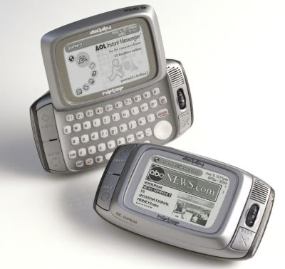 2000s Tech, Cute Tech, Instant Messenger, Old Tech, Old Technology, Retro Tech, Retro Gadgets, Flip Phone, Flip Phones