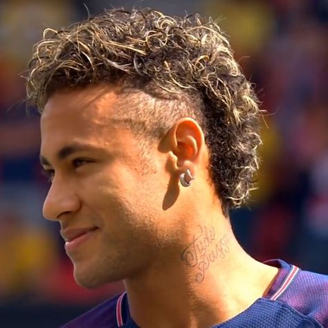 Neymar Hairstyle 2022, Neymar Jr Haircut, Hairstyle Neymar, Faded Beard Styles, Neymar Jr Hairstyle, Cristiano Ronaldo Young, Hair Cuts 2017, Football Skills, Hot Haircuts