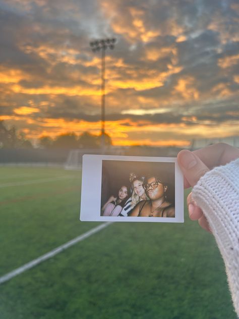 Senior Sunrise Pictures With Friends, Senior Sunrise Picture Ideas, Senior Sunrise Aesthetic, Senior Sunrise Pictures, Senior Sunrise Ideas, Senior Sunset, Polaroid Ideas, Senior Year Things, Senior Things