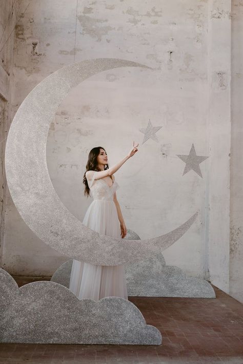 Diy Cardboard Crescent Moon, Stars Wedding Theme, Celestial Wedding Theme, Starry Night Wedding, Idee Babyshower, Moon Baby Shower, Wedding Wonderland, Moon Wedding, Celestial Wedding