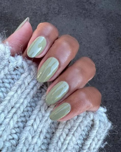 Olive Green Nails Are Autumn's Most-Elevated Manicure Trend | Who What Wear UK Olive Nails, March Nails, May Nails, Girl Nails, Green Nail Designs, Easy Nails, Green Nail, Basic Nails, Autumn Nails